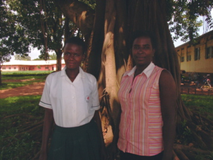 Lagara (links) wird durch eine Spende des Abiturjahrgangs 2014 eine Nähmaschine erhalten.